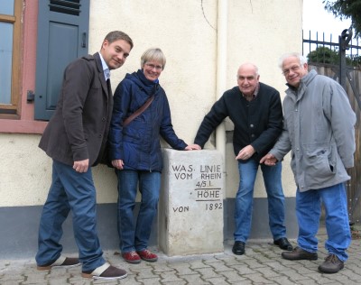 Historischer Hochwasserstein am Niersteiner Rheinufer restauriert